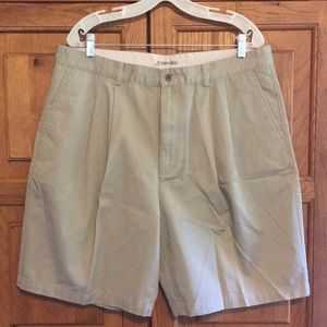 Men’s khaki shorts